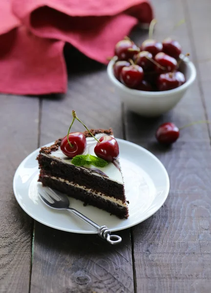 Pastel Chocolate Con Cereza Dulce Fresca —  Fotos de Stock