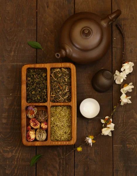 ahşap arka plan üzerinde yeşil çay çeşitleri