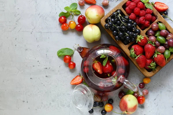 gri bir arka plan üzerinde olgun organik çilek karışımı