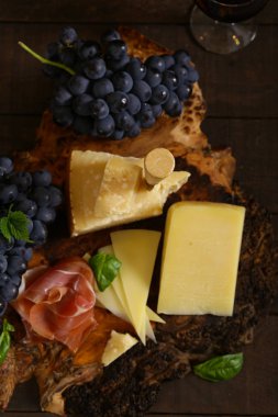 ahşap bir masada bileşen, rustik tarzı