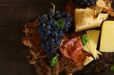 ahşap bir masada bileşen, rustik tarzı