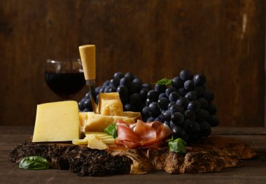 ahşap bir masada bileşen, rustik tarzı