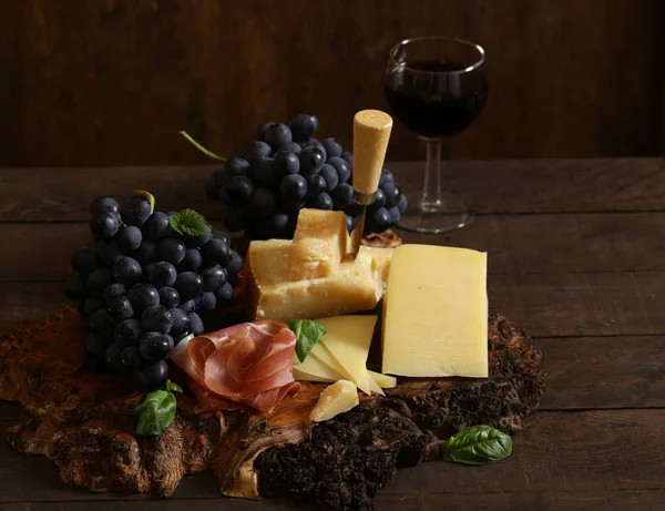 Tabla Queso Sobre Una Mesa Madera Estilo Rústico — Foto de Stock