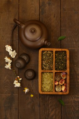 ahşap arka plan üzerinde yeşil çay çeşitleri