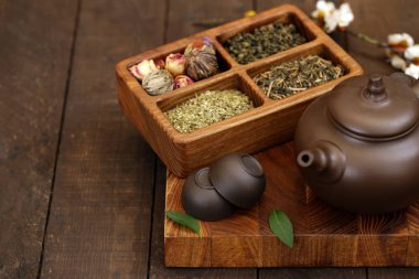 ahşap arka plan üzerinde yeşil çay çeşitleri