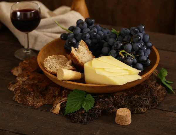 Quadro Queijo Uma Mesa Madeira Estilo Rústico — Fotografia de Stock