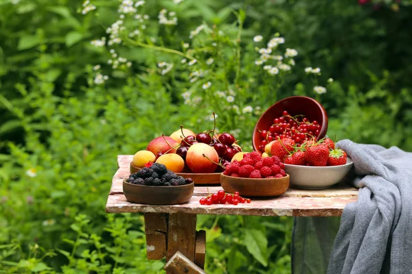 Bayas Ecológicas Melocotones Frambuesas Fresas Una Mesa Madera —  Fotos de Stock