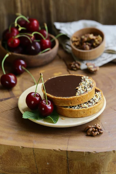 Çilek Fındık Ile Çikolata Tartlets — Stok fotoğraf