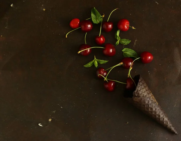 Cerise Douce Mûre Dans Cône Gaufre — Photo