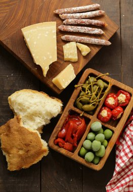 Şarap ve peynir için İtalyan antipasti atıştırmalıkları