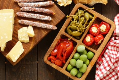 Şarap ve peynir için İtalyan antipasti atıştırmalıkları