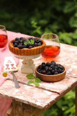 doğada piknik, börek ve salata, taze çilek ve meyve