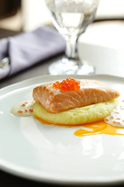 Gegrillter Lachs Mit Sahnesoße Restaurant Servieren — Stockfoto