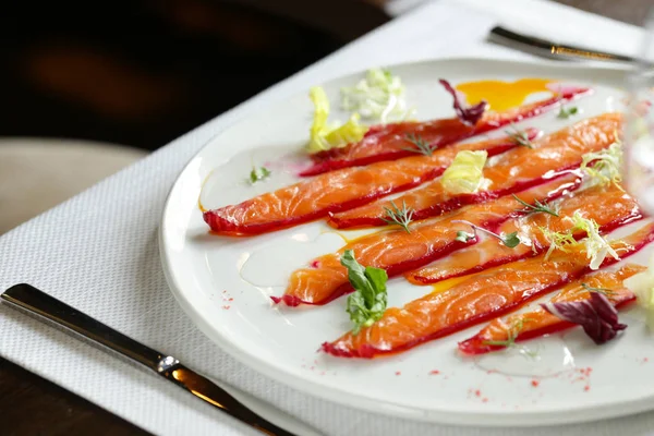 Salmão Peixe Vermelho Salgado Uma Chapa Com Ervas Aromáticas — Fotografia de Stock