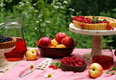 doğada piknik, börek ve salata, taze çilek ve meyve