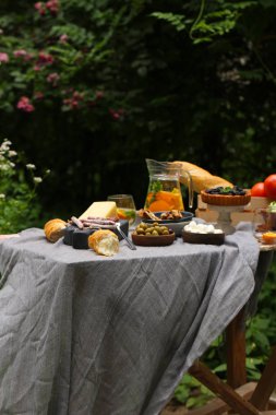 doğada piknik, börek ve salata, taze çilek ve meyve