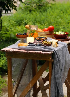 doğada piknik, börek ve salata, taze çilek ve meyve