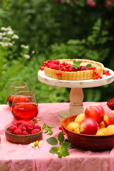 자연에서 피크닉 파이와 샐러드 신선한 딸기와 — 스톡 사진