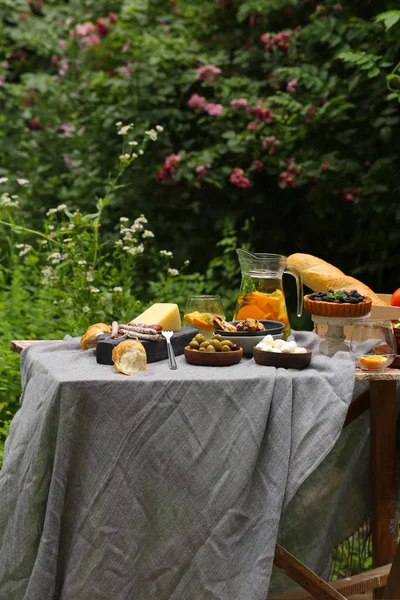 自然の中でピクニック パイやサラダ 新鮮なベリーや果物 — ストック写真