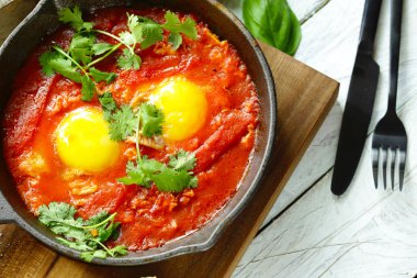 domates soslu bir tavada kızarmış yumurta, shakshuka