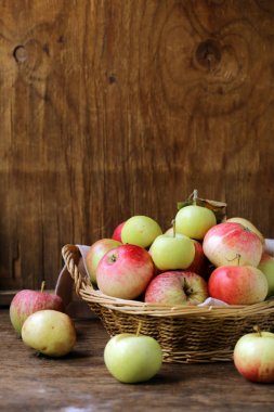 masada bir hasır sepet içinde organik elma