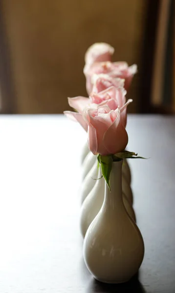 Roses Dans Des Vases Rangée Sur Table — Photo
