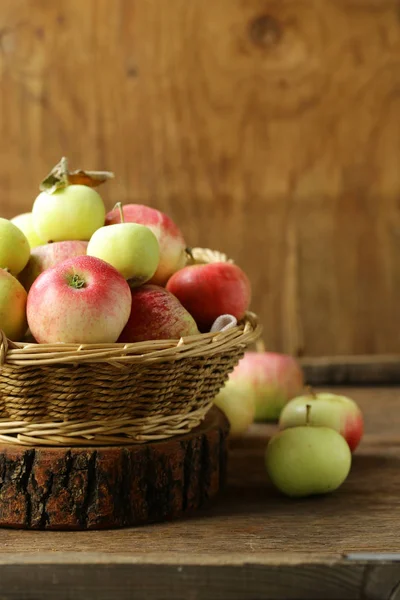 Organic Apples Wicker Basket Table — Stock Photo, Image