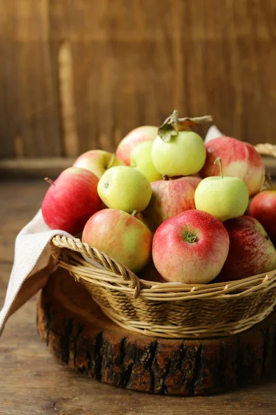 Manzanas Orgánicas Una Canasta Mimbre Sobre Mesa — Foto de Stock