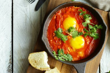 domates soslu bir tavada kızarmış yumurta, shakshuka