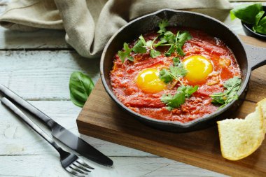 domates soslu bir tavada kızarmış yumurta, shakshuka