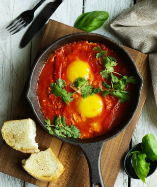 domates soslu bir tavada kızarmış yumurta, shakshuka