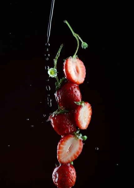 Fresas Orgánicas Frescas Sobre Fondo Oscuro —  Fotos de Stock