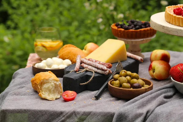 Picnic Natura Torte Insalate Bacche Fresche Frutta — Foto Stock