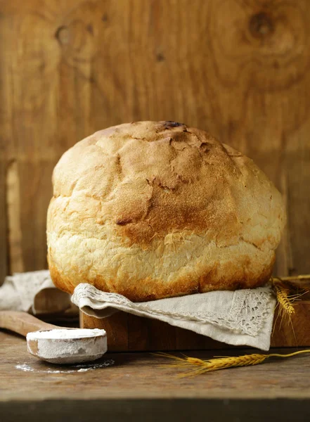 Hausgemachtes Roggenbrot Auf Einem Holzbrett — Stockfoto