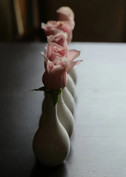 Roses Dans Des Vases Rangée Sur Table — Photo