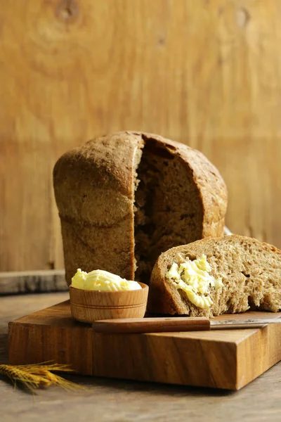 Chleb Żytni Domowej Roboty Drewnianej Desce — Zdjęcie stockowe