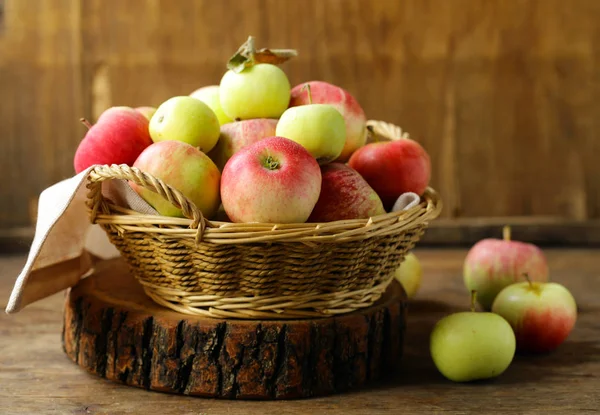 Ekologiska Äpplen Korg Bordet — Stockfoto