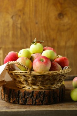 masada bir hasır sepet içinde organik elma