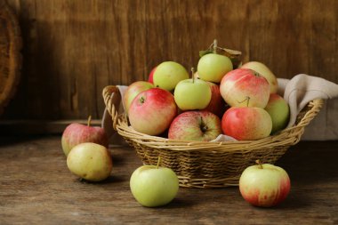 masada bir hasır sepet içinde organik elma