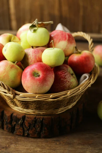 Pommes Bio Dans Panier Osier Sur Table — Photo