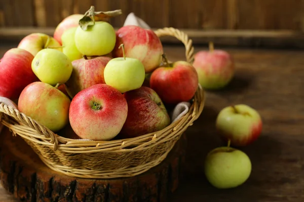 Manzanas Orgánicas Una Canasta Mimbre Sobre Mesa —  Fotos de Stock