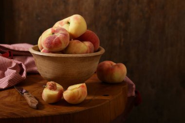 ahşap bir masa üzerinde organik incir şeftali