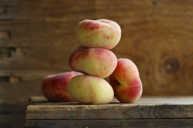 ahşap bir masa üzerinde organik incir şeftali