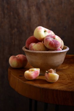 ahşap bir masa üzerinde organik incir şeftali