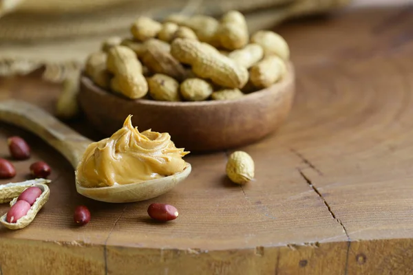 Natürliche Bio Erdnussbutter Auf Einem Holztisch — Stockfoto