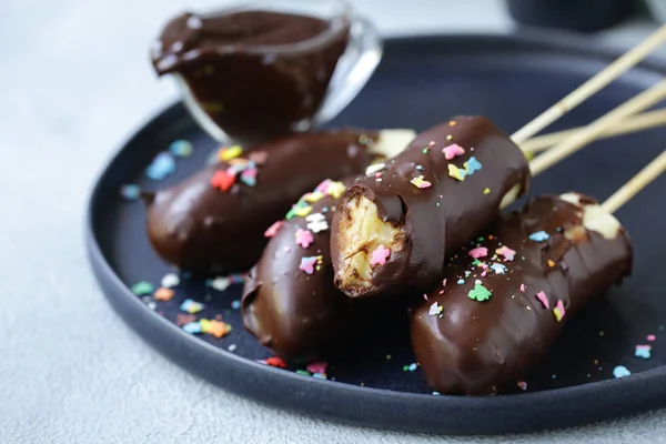 Iced Chocolade Banaan Een Bord — Stockfoto