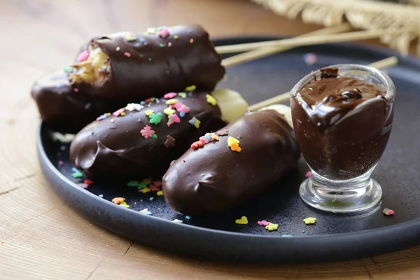 Banane Glacée Chocolat Sur Une Assiette — Photo