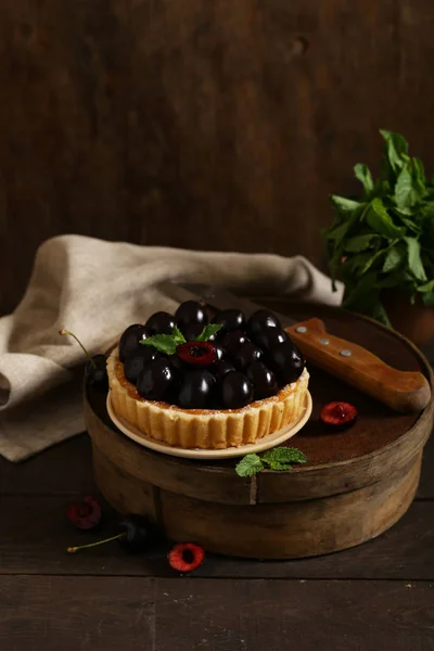 Torta Ciliegie Alla Frutta Sul Tavolo Stile Rustico — Foto Stock