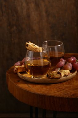 tatlı beyaz şarap ve biscotti ahşap bir masada