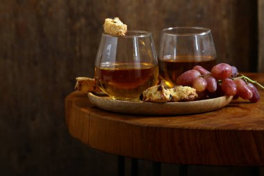 tatlı beyaz şarap ve biscotti ahşap bir masada